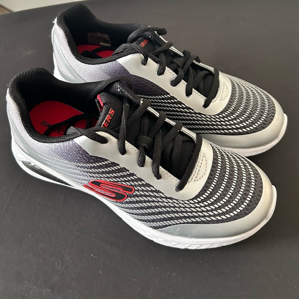 NWOT Skechers Big Kids Microspec Max ll Zarborg Size 4.5 /Woman’s Size 6-6.5